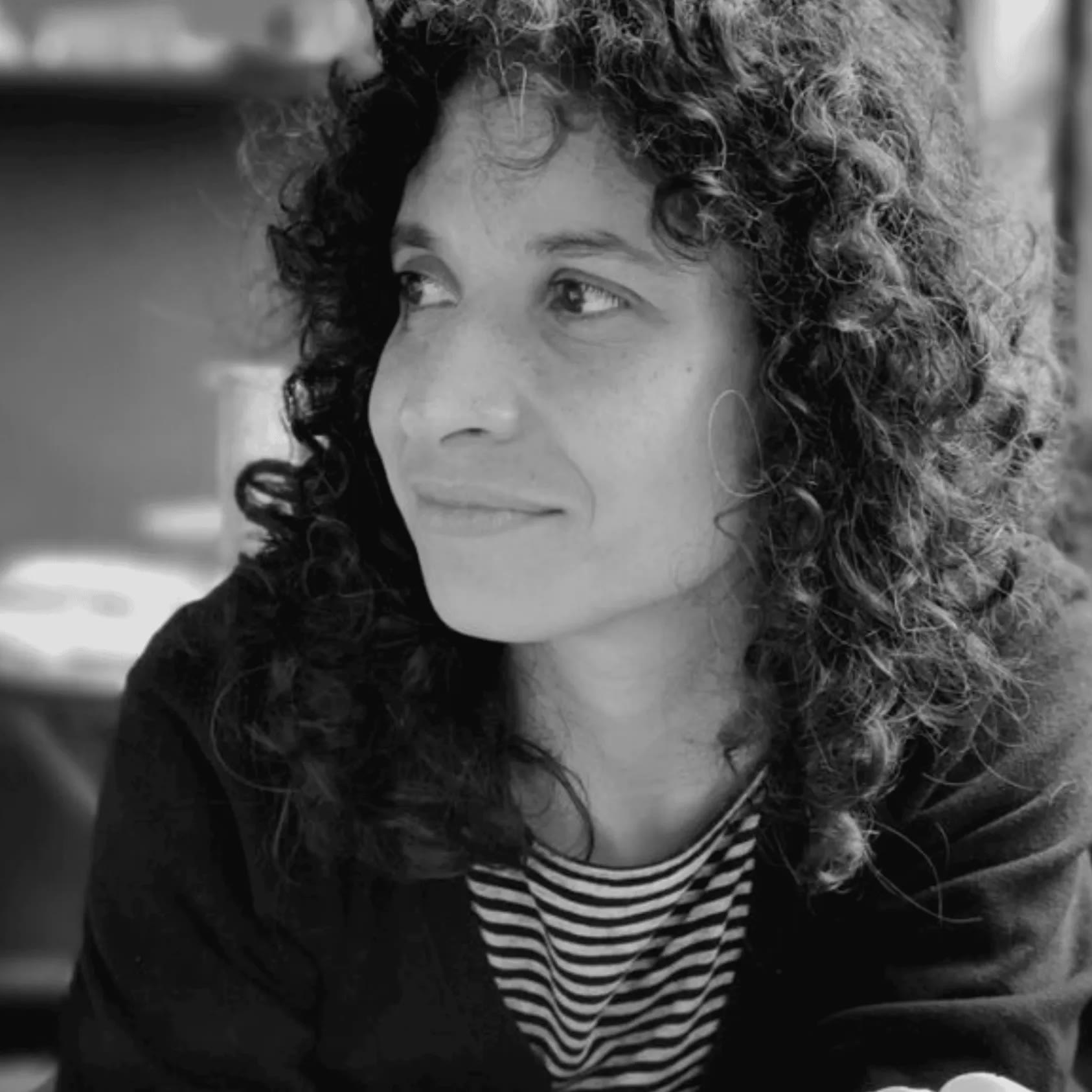 Retrato en blanco y negro de Adela Casacuberta en su taller.