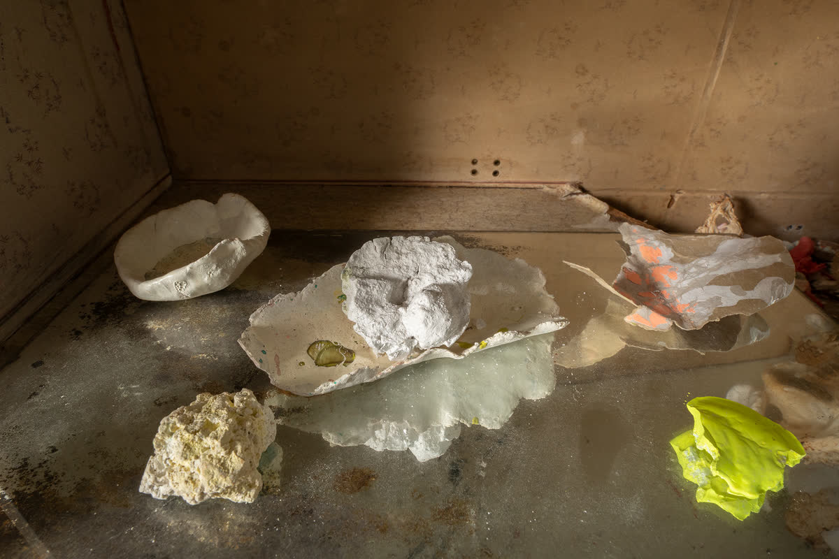 Casa sin escalera, 2022. Instalación. Cerámica, papel, pintura, espejo.