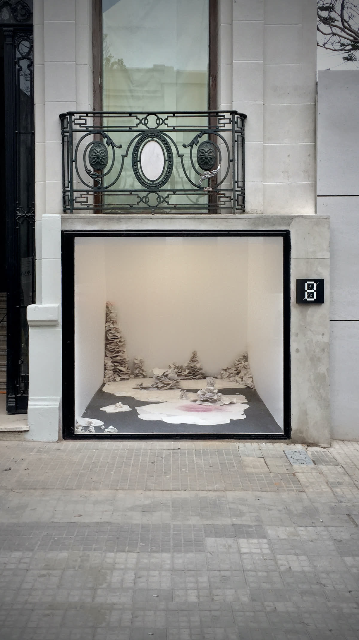 Mímesis (floraciones), 2023. Instalación. Cerámica esmaltada y papel. Galería 8 y medio.